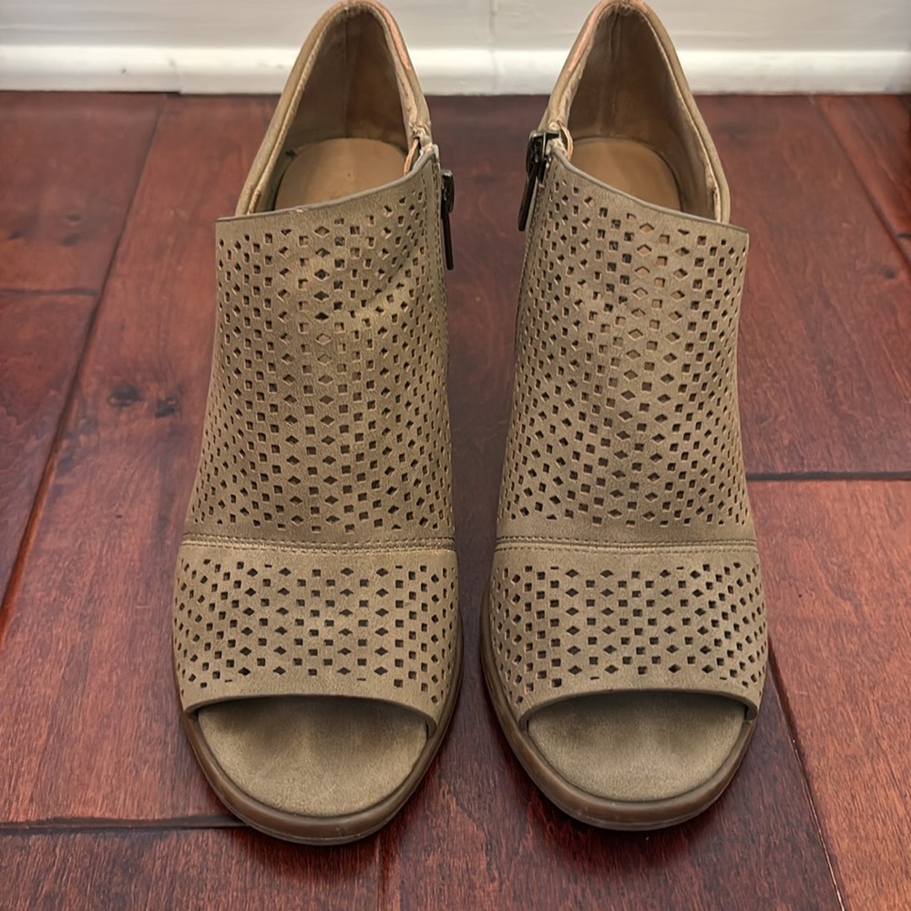 Parker & Sky Taupe Perforated Peep Toe Stacked Heel Booties Size 7 Fits a 7.5 - Picture 2 of 3
